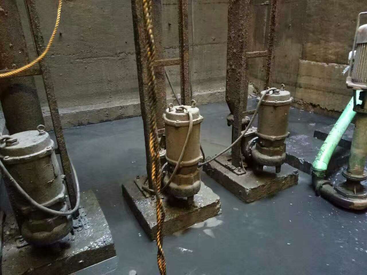 镇坪污水池清理