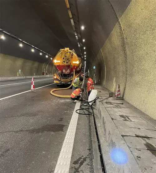 镇坪隧道排水渠清淤